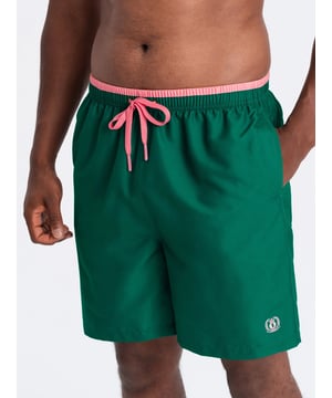 
Maak een statement op het strand met deze zwemshorts tot net boven de knie, verkrijgbaar in intense kleuren! Ideaal voor mannen die houden van zowel actieve recreatie bij het water als ontspannen zomerse momenten. De shorts zijn gemaakt van een sneldrogend en duurzaam materiaal, perfect voor een dag aan het strand of zwembad.

 Het casual design biedt maximale bewegingsvrijheid, terwijl de meshvoering in de vorm van een binnenbroekje zorgt voor extra comfort tijdens het zwemmen. De comfortabele tailleband met een tweekleurig trekkoord is verstelbaar, zodat de pasvorm perfect aan te passen is. Het effen ontwerp wordt stijlvol doorbroken door contrasterende details en levendige kleuraccenten, die jouw zomerse teint prachtig benadrukken.

 Details:

  
 * Zwemshorts voor heren tot net boven de knie 
 * Twee voorzakken 
 * Achterzak met klittenbandsluiting 
 * Meshvoering in de vorm van een binnenbroekje 
 * Verstelbare tailleband