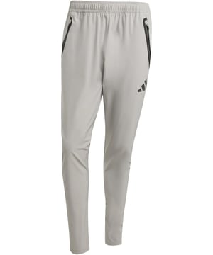 
ADIDAS introduceert de tiro25c vt pnt, een trainingsbroek speciaal ontworpen voor heren die actief zijn in de voetbalwereld. Deze grijze trainingsbroek combineert stijl, comfort en functionaliteit, zodat jij optimaal kunt presteren tijdens trainingen en wedstrijden.

Een van de belangrijkste voordelen van de tiro25c vt pnt is het gebruik van hoogwaardige materialen die zorgen voor een optimale pasvorm en bewegingsvrijheid. De ademende stof en de mesh-panelen zorgen ervoor dat je koel en droog blijft, zelfs tijdens intensieve trainingen. Daarnaast is de trainingsbroek voorzien van handige zijzakken met ritssluiting, zodat je jouw essentials altijd bij de hand hebt.

De belangrijkste kenmerken van de tiro25c vt pnt zijn de elastische tailleband met trekkoord voor een verstelbare pasvorm, de enkelritsen voor makkelijk aan- en uittrekken over je schoenen, en de iconische adidas 3-Stripes langs de zijkanten voor een sportieve uitstraling. Of je nu op het veld staat of in de sportschool