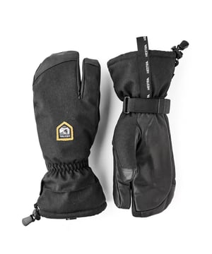 
De Hestra CZone Mountain 3-Finger skihandschoenen zijn de perfecte keuze voor heren die op zoek zijn naar comfortabele en duurzame wanten voor hun wintersportavonturen. Deze handschoenen bieden uitstekende bescherming en warmte, waardoor je vol vertrouwen de piste op kunt.

Dankzij het CZone-membraan zijn de handschoenen waterdicht en ademend, waardoor je handen droog en comfortabel blijven, zelfs in ruige omstandigheden. Het duurzame buitenmateriaal van Hestra proton polyamide stof en geïmpregneerd geitenleer beschermt je handen tegen de elementen en zorgt voor langdurig gebruik.

De 3-vinger handschoen biedt de perfecte balans tussen warmte en behendigheid, waardoor je vingers beschermd blijven en je nog steeds voldoende grip hebt op je ski's of snowboard. De fiberfill isolatie van 100% polyester houdt je handen warm zonder extra volume toe te voegen, terwijl de Bemberg fleecevoering zorgt voor een zacht en comfortabel gevoel tegen de huid.

Met de langere manchet en sneeuwslot
