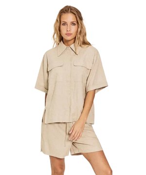 
<meta charset="UTF-8">
<p><span>This shirt is made in a semi-cropped, boxy silhouette with short sleeves. It features chest pockets with flaps, a wide collar and slits at the sides. </span><br><br><span>- 55% linen, 45% viscose</span></p>
