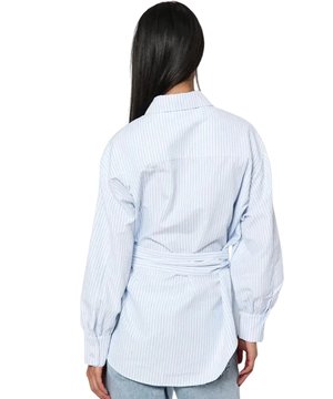 
<meta charset="UTF-8">
<p><strong>Productomschrijving</strong></p>
<p>Oversized blouse van het merk NORR. De blouse heeft een verstelbare strik aan de voorkant. </p>
<ul>
<li><span>Stofsamenstelling: 70% polyester, 30% viscose</span></li>
<li>Pasvorm: valt normaal. Let op: het ontwerp van de blouse is oversized. Twijfel je over de maat? Neem contact met ons op en we helpen je graag verder! </li>
</ul>