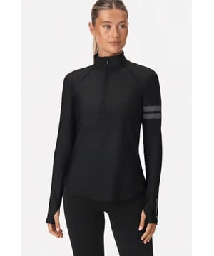 
STRONGER Pace Half Zip 1354-9999 Eindelijk te koop bij ons in de winkel en webshop.De STRONGER collectie.  Onze Pace Half Zip heeft een normale pasvorm, ideaal  om in laagjes te combineren. Het functionele materiaal is zweetafvoerend en houdt je te allen tijde koel en droog. De opstaande kraag en duimgaten zorgen voor wat extra warmte. De Pace half zip komt uit de NOOS collectie dit betekent dat hij altijd op voorraad zal zijn.Dus treur niet als hij er even niet is.