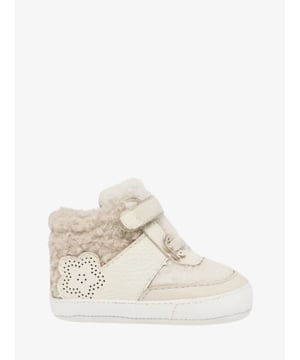 
Schattige warme schoenen voor baby in de maten 15 t/m maar 18 van Mayoral met faux fur.