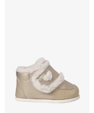 
Schattige warme schoenen voor een baby meisje. De schoenen zijn verkrijgbaar in de maten 19 t/m maat 23.