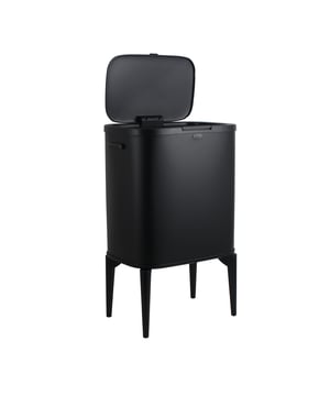 
Op zoek naar een mooie vuilnisbak om je afval te scheiden? Deze Luzzo® Touch prullenbak model New York heeft 2 vakken van 9 liter en ziet er uit als een kastje waardoor hij minder opvalt. Een stijlvolle oplossing dus! De poten kunnen eventueel ook niet gebruikt kunnen worden als je dat beter uit komt.Hij is voorzien van twee uitneembare binnenemmers voor twee soorten afval. Door de soft-touch opening is een lichte vinger aanraking genoeg om het deksel te openen. Productspecificaties:   2 Uitneembare binnen-emmers van 9 liter   Staand op stijlvolle poten   Ideaal voor afval scheiden - twee binnenemmers.   Opent door vinger aanraking   Ruimtebesparend - past strak tegen de muur   Stabiel Serie Luzzo® New YorkDe stad New York is kenmerkend voor industrieel en modern design. Daarom hebben we deze serie New York genoemd. Het is een prachtige aanvulling voor je interieur. Het is een praktische oplossing voor scheiden van afval in een modern industrieel jasje. De New York is een fantastische oplossing voor het scheiden van je afval in 2 bakken. We maken afval scheiden makkelijk.Onderhoud: Deze bak heeft anti-vingerafdruktechnologie en kan worden gereinigd met een vochtige, zachte doek. - Afmeting: - Kleur: Zwart - Materiaal: Staal