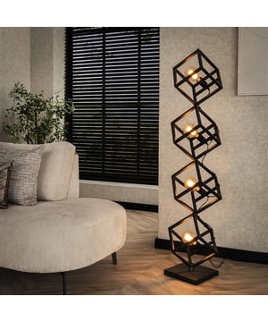
Deze vloerlamp 'kubus' is gemaakt van metaal met een Charcoal finish. Door het opengewerkte armatuur komen de lichtbronnen volledig tot hun recht en wordt de ruimte mooi verlicht. Deze vloerlamp maakt deel uit van serie bestaande uit een hanglamp, een vloerlamp en een tafellamp. Er wordt aanbevolen LED lichtbron (8466) te gebruiken.Over het merkWij zijn continu bezig met het samenstellen van stoere collecties die naast functioneel ook nog is heel trendy zijn. Veel van ons assortiment is zo ontworpen dat het leuk bij elkaar staat in elke kamer, daarom raden wij zeker aan om even een kijkje te nemen in ons assortiment voor leuke matchende items! - Afmeting: 35x35x150 - Kleur: Zwart - Materiaal: Metaal