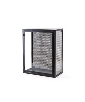 
Oh, de Axel is toch een plaatje om naar te kijken. Deze prachtige wandkast is gemaakt van ijzer en glas en perfect om je interieur mee op te leuken. Zo kun je een enkele kast plaatsen, maar je kunt er ook meerdere van ophangen voor een speels effect! Hang de Axel op een lege muur en zet er een pronkstuk of een gezellig kaarsje in. The choice is yours! De afmeting van de Axel is 50 x 40 x 20 cm