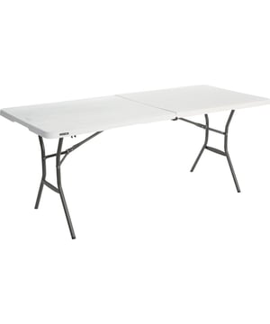 
De robuuste klaptafel van hetr merk Lifetime is ideaal voor binnen- en buitengebruik en nodigt uit om gezellig bij elkaar te zitten. Het frame is gemaakt van roestvrij gepoedercoat staal en het tafelblad is gemaakt van hoogwaardig, UV-bestendig HD-polyethyleen. Dit zorgt niet alleen voor een lange levensduur, maar maakt het ook gemakkelijk schoon te maken en voorkomt, in tegenstelling tot hout, vervelende splinters.Handig opvouwbaar en daardoor snel op te zetten als de ruimte krap is en er een snelle en praktische oplossing nodig is. Veiligheidsvoorzieningen beschermen tegen het onvrijwillig inklappen van de tafel- en bankpoten. Gemakkelijk te transporteren dankzij het lage gewicht, vergelijkbaar met houten sets. Uitgerust met comfortabele draaggreep. Geen montage vereist.Voordelen:    Supersnel te monteren en demonteren   Extreem duurzaam en veerkrachtig    Opvouwbaar voor ruimtebesparend opbergen   Gemakkelijk te vervoeren dankzij het lage gewicht, vergelijkbaar met houten sets. Uitgerust met comfortabele draaggreep. Geen montage vereist.  Gewicht: 14 kg - Afmeting: - Kleur: Wit - Materiaal: Kunststof