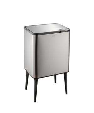 
Op zoek naar een mooie vuilnisbak om je afval te scheiden? Deze Luzzo® Touch prullenbak model Kansas heeft 1 groot vak van 33 liter en je krijgt er meteen een aanrecht afvalbakje bij van 3 liter U heeft dus een totaal capaciteit van 36 liter wat ideaal, zowel thuis als op kantoor. Deze Metal Grey uitvoering is een nieuwe en erg mooie donkerzilveren kleur. Het is een prachtige aanvulling voor je interieur.Het is een praktische oplossing voor scheiden van afval in een modern industrieel jasje. De Kansas afvalscheidingsprullenbak is een fantastische oplossing voor het scheiden van je afval in 2 bakken. We maken afval scheiden makkelijk. Door gebruik te maken van een carbon filter, worden vieze geurtjes in de prullenbak ook nog eens teniet gedaan. De poten kunnen eventueel ook niet gebruikt kunnen worden als je dat beter uit komt.Door de soft-touch opening is een lichte vinger aanraking genoeg om het deksel te openen. Productspecificaties:36 liter afvalbak op poten   Uitneembare binnen-emmers van 3 literTotaal 36 liter inhoudtaand op stijlvolle potenGeleverd met een carbon filter voor geur verwijderiongIdeaal voor afval scheiden - twee binnenemmers.Opent door vinger aanrakingStabiel Carbon geurfilterGeurfilters zijn handige accessoires in een prullenbak om een vieze lucht uit een vuilnisbak tegen te gaan. Een geurfilter of koolstofstoffilter kan worden geplaatst in een houder die in de deksel van de prullenbak gemonteerd is.Kenmerken:Onderhoud: Deze bak heeft anti-vingerafdruktechnologie en kan worden gereinigd met een vochtige, zachte doek. - Afmeting: - Kleur: Zilverkleurig - Materiaal: Staal