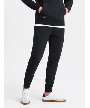 
Heren joggingbroek van het Fashion Italia merk Ombre. De mannen broek is gemaakt van zachte aangename joggingstof. Ook heeft de loungebroek heren een normale pasvorm. Deze joggingbroek heren is ideaal voor fitness en casual gebruik.

 Ombre Basic collectie
heren trainingspak joggingbroek
benen afgewerkt met een bies
decoratieve stiksels aan de zijkanten
twee steekzakken aan de voorkant
achterzak
trekkoord tailleband met geribbelde rand
zachte afwerking aan de binnenkant
subtiele branding - decoratieve oogjes en badge
Materiaal: 100% katoen
Kleur: marineblauw
Lengte van het model: 186 cm.
Het model presenteert het product in maat: M

 Artikelnummer: 0174-V9-ZW Houd je joggingbroek langer mooi!
Was joggingbroek binnenstebuiten op maximaal 30°C met gelijksoortige stoffen of in een waszak. 
Samen wassen met (ruwe) handdoeken of spijkerstof veroorzaakt slijtage en pluisvorming