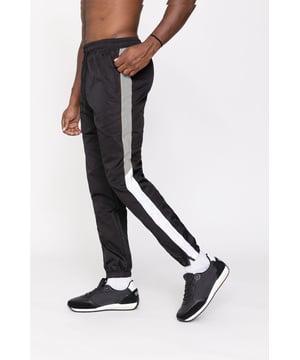 
Comfy heren jogger van het Moda Italia merk Zayne Milano. De mannen broek is gemaakt van zachte stoffen en heeft een normale pasvorm. De loungebroek heren is voorzien van elastische sluitingen op de enkel. Deze joggingbroek is ideaal voor thuis en casual gebruik. Ook is de trainingsbroek voorzien van zijzakken. De jogger kun je prima combineren met een heren T-shirt of sweater.

 - Pasvorm: Normal Fit
 - Materiaal: 95% Polyester, 5% Elastan
 - Kleur: Zwart met witte bies
 - Artikelnummer TX-805-1

 Houd je joggingbroek langer mooi!
 Was joggingbroek binnenstebuiten op maximaal 30°C met gelijksoortige stoffen of in een waszak.
 Samen wassen met (ruwe) handdoeken of spijkerstof veroorzaakt slijtage en pluisvorming
 Gebruik een mild wasmiddel en geen wasverzachter.
 Gebruik geen wasdroger. Centrifugeer op een lager toerental.
 Laat daarna aan de lucht drogen op een droogrek.
 Voor bestaande pluisjes kun je een