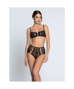 
Lage taille model, verleiding. Onthult lichtjes de bil en omhult subtiel de zijkanten
Shorty hoge taille in uitgewerkte kant aan de dijen voor- en achteraan. Vooraan biedt een spel aan transparantie dankzij incrustatie van kant op tulle verrijkt met een geraffineerd laddertje met een fijn kanten boordje. Achteraan, een driehoekige insnijding die twee delicate veters onthult met een tullen driehoekje en een fijn kanten boordje.

86% Polyamide, 8% Coton, 6% Elasthanne
