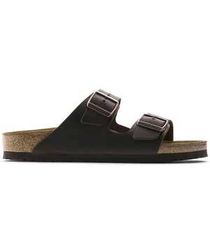 
De BIRKENSTOCK Arizona is een echte klassieker. Deze individueel verstelbare unisex-sandaal met twee banden is nu verkrijgbaar in een casual versie van geolied nubuckleer. Het zachte leer heeft een open zelfkantafwerking, wat de handgemaakte en natuurlijke uitstraling van deze stijlvolle sandalen benadrukt. Geolied leer is een van onze favoriete leersoorten. Het olieachtige gewaxte oppervlak zorgt voor een uniek kleureffect en ontwikkelt een prachtig patina. De olieachtige afwerking van onze producten van natuurlijk leer resulteert in kleurvariatie, waardoor elk paar uniek is.