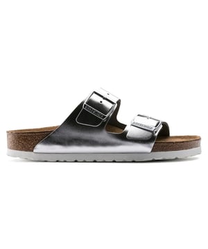 Dit gave artikel van Birkenstock koop je nu in de sale in onze Birkenstock outlet op To Be Dressed!
Kleine pasvorm, het vaak geïmiteerde, nooit gedupliceerde, categoriebepalende wonder met twee banden van Birkenstock. Een comfortlegende en een modehoofdstuk. Met verstelbare bandjes en een magisch voetbed van kurk dat zich aanpast aan de vorm van je voet, is een echt op maat gemaakte pasvorm net zo moeiteloos als het klassieke ontwerp. Het natuurlijke leer dat we gebruiken is meestal glad leer, in sommige gevallen getrommeld leer. Deze leersoort heeft veel bijzondere eigenschappen, zoals ademend vermogen, aanpassing aan de voetvorm en duurzaamheid.
