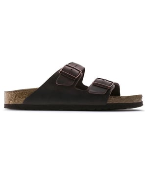 Dit item van Birkenstock vind je nu in de uitverkoop in onze Birkenstock outlet!
Smalle pasvorm. Het model Arizona van BIRKENSTOCK is een echte klassieker die al tientallen jaren populair is bij mannen en vrouwen. Deze eenvoudige sandaal met twee banden staat voor tijdloos design en is allang uitgegroeid tot een comfortabele cult-sandaal. Het zachte voetbed zorgt dankzij de geïntegreerde schuimlaag voor een extra portie draagcomfort en verwent de voet - de hele dag door. Het bovenwerk bestaat uit zeer dik, geolied nubuck met onafgewerkte randen.