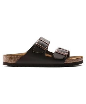 ✓ Fashionalert voor Birkenstock  ✓ Steel de show bij elke gelegenheid  ✓ Combineer dit item met een van de andere musthaves bij To Be Dressed
Smalle pasvorm, de BIRKENSTOCK Arizona is een echte klassieker. Deze individueel verstelbare unisex-sandaal met twee banden is nu verkrijgbaar in een uniek verfijnde leren versie. Het leer heeft een open zelfkantafwerking, wat de handgemaakte en natuurlijke uitstraling van deze stijlvolle sandalen benadrukt. Het natuurlijke leer dat we gebruiken is meestal glad leer, in sommige gevallen getrommeld leer. Deze leersoort heeft veel bijzondere eigenschappen, zoals ademend vermogen, aanpassing aan de voetvorm en duurzaamheid.