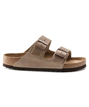 Dit prachtige artikel van Birkenstock koop je nu voor een zeer lage uitverkoopprijs in onze Birkenstock outlet.
Smalle pasvorm, de BIRKENSTOCK Arizona is een echte klassieker die al tientallen jaren zowel mannen als vrouwen verrukt. Deze eenvoudige sandaal met twee banden staat voor tijdloos design en heeft dankzij zijn comfortfactor al lang een cultstatus. Het zachte voetbed biedt met zijn extra schuimlaag extra comfort en verwent de voeten - de hele dag door. Het bovenwerk is gemaakt van extra dik, geolied nubuckleer met een open zelfkantafwerking.