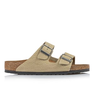 Het is Birkenstock sale op To Be Dressed. Dit item nu met hoge korting in de Birkenstock outlet!
De BIRKENSTOCK Arizona is een echte klassieker die al tientallen jaren zowel mannen als vrouwen verrukt met zijn tijdloze design. Deze versie met generfd bovenwerk heeft een opvallend en toch natuurlijk design. Het bovenwerk is gemaakt van hoogwaardig, zacht nubuckleer met een natuurlijke, rustieke uitstraling.