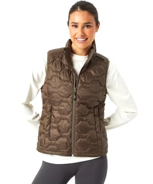 
Björn Borg Dames Down Liner Vest – Lichtgewicht en Duurzaam

 Het Björn Borg Down Liner Vest combineert stijl en functionaliteit. Dit lichtgewicht vest is ontworpen als een veelzijdige bodywarmer, perfect voor koude dagen en outdoor activiteiten. Gemaakt van gerecycled polyester en gevuld met traceerbaar dons, biedt het optimale warmte en comfort.

 Belangrijkste Kenmerken

   
 * Materiaal: Gemaakt van 100% gerecycled ripstop polyester, gevuld met 95% traceerbaar dons en 5% veren voor uitstekende isolatie.     
 * Pasvorm: Regular-fit met gewatteerde schouders en een stevige YKK-rits voor een optimale pasvorm.     
 * Design: Voorzien van twee zijzakken en een waterafstotende eco-coating, ideaal voor koude en natte omstandigheden.     
 * Kleur: Tarmac – een veelzijdige en moderne tint.   Waarom Kiezen voor het Björn Borg Down Liner Vest?

 Dit vest biedt een perfecte balans tussen duurzaamheid, comfort en stijl. Het functioneert als een ideale bodywarmer voor zowel outdoor