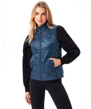 
Het Björn Borg Down Liner Vest voor dames is gemaakt met Allied Traceable Down met 750 vulkracht onder een 100% gerecyclede ripstop polyester donsbestendige coating om lekkage van de vulling te voorkomen, en een gerecyclede polyester voering aan de binnenkant. Het is behandeld met een bionische eco-finish waterafstotend en wordt geleverd in een normale pasvorm met een YKK rits aan de voorkant, gewatteerde schouders en zakken aan elke kant.



  
 * Allied traceerbaar dons met 750 vulkracht 
 * 100% gerecycled ripstop polyester donsbestendige coating 
 * Bionic eco-finish waterafstotende behandeling 
 * YKK rits over de hele lengte 
 * Twee zijzakken en gewatteerde schouders