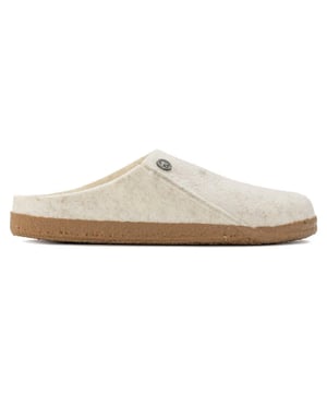 Koop dit Birkenstock item sterk afgeprijsd in onze Birkenstock outlet.
Smalle pasvorm, de BIRKENSTOCK Zermatt is onze eerste pantoffel met een uitneembaar voetbed, waardoor je kunt kiezen uit drie verschillende inlegzolen. U kunt kiezen uit het Standaard Voetbed, het Zachte Voetbed en het Shearling Voetbed. Alle drie de inlegzolen zijn afzonderlijk te bestellen. Perfect voor het hele jaar door! Deze basisversie van dit ontwerp is voorzien van ons Shearling voetbed. Het wordt geleverd met een nauwsluitende voering van schapenvacht om je voeten behaaglijk te houden als de temperatuur daalt. Het bovenwerk is gemaakt van zacht wolvilt.