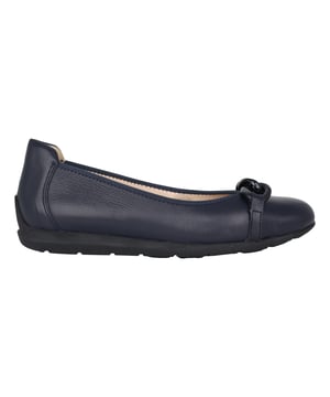 
De modieuze, sportieve loafer van ara is een echte blikvanger dankzij het leuke decoratieve element. Als bovenmateriaal en binnenvoering wordt hoogwaardig leer gebruikt. Naast de elastische ronde snit zorgt de iets hogere hak met zachte vulling voor een perfecte pasvorm. Het voetbed is stevig verwerkt en bekleed met leer, waardoor het comfort van deze loafers wordt vergroot. Bovendien maakt de beproefde HighSoft-technologie de schoen tot een echt comfortwonder omdat het zorgt voor een zachte en gedempte stap. De sportieve, slipvaste zool past perfect in het plaatje. Een perfecte alledaagse metgezel die ook bij een elegante garderobe een goed figuur slaat.