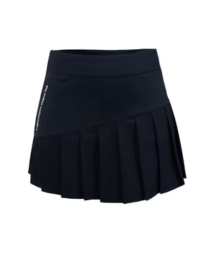 
Introductie: Maak kennis met The Indian Maharadja dames tennisrok, een stijlvolle en functionele toevoeging aan jouw tennisoutfit. Deze geplooide rok is ideaal voor zowel amateur- als professionele tennissters die graag comfortabel en modieus op de baan willen verschijnen. Voordelen: De The Indian Maharadja tennisrok biedt diverse voordelen voor elke tennisliefhebber. Dankzij het geplooide design geeft de rok een elegante uitstraling en zorgt het tegelijkertijd voor maximale bewegingsvrijheid tijdens het spelen. Daarnaast is de rok gemaakt van hoogwaardige materialen die ademend en sneldrogend zijn, wat zorgt voor optimaal comfort tijdens intensieve rallies op de baan. Belangrijkste kenmerken: Deze blauwdonker gekleurde tennisrok van The Indian Maharadja is ontworpen met oog voor detail en kwaliteit. Het materiaal is duurzaam en slijtvast, waardoor de rok lang meegaat en bestand is tegen de rigoureuze bewegingen die nodig zijn bij het spelen van tennis. De elastische tailleband zorgt