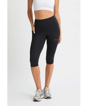 
Introductie: Ontmoet de RÖHNISCH flattering high waist capri tights, de perfecte keuze voor elke actieve vrouw die op zoek is naar comfort en stijl tijdens haar trainingen. Deze lange strakke sportbroek is ontworpen om je ondersteuning te bieden tijdens elke beweging, terwijl je er tegelijkertijd fantastisch uitziet en je goed voelt. Voordelen: Met de RÖHNISCH flattering high waist capri tights kun je vol vertrouwen je workouts uitvoeren. Dankzij de hoge tailleband wordt je lichaam mooi gevormd en voel je je ondersteund bij elke beweging die je maakt. Bovendien is de zwarte kleur eenvoudig te combineren met andere sportkleding en accessoires. Belangrijkste kenmerken: Deze long tight training dames is gemaakt van hoogwaardige materialen die zacht aanvoelen op de huid en goed ademen tijdens intensieve trainingen. De capri lengte zorgt voor voldoende bedekking terwijl je toch je benen kunt laten ademen. De strakke pasvorm zorgt ervoor dat de broek goed op zijn plaats blijft zitten, zelfs