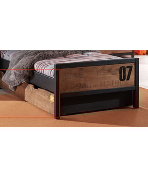 
Het ALEX rolbed is een handig en veelzijdig meubel voor je slaapkamer. Dit rolbed is gemaakt van massief grenen hout met een geborstelde afwerking, waardoor het een warme en stoere uitstraling heeft. De zwarte details geven het een eigentijds contrast. Het rolbed is voorzien van wielen, zodat je het gemakkelijk kunt verplaatsen of opbergen. Het is ideaal als extra slaapplaats voor logees of als bank om op te relaxen. ALEX rolbed is een slimme en stijlvolle oplossing voor je slaapkamer.Ontdek de belangrijkste kenmerken van dit product in onderstaande punten:- Grenen constructie- Zwarte details- Wielen aan de onderkant- Geborsteld dennenhout- Uitvoering: ALEX-model- Exclusief matras en bedlinnenAndere zaken die goed zijn om te weten:- Factory stijl- In slechts 30 minuten gemonteerd- Het pakket wordt in 1 dozen geleverd- Het artikel is afgewerkt met een Natuur + lak- Volgens de hoogste normen gecertificeerd. gecertificeerd- Gemaakt van FSC gekeurd hout- Inclusief lattenbodem- Gemaakt van Massief grenen- Geen Soft-CloseOver het merkVipack is een familiebedrijf gespecialiseerd in de ontwikkeling en distributie van meubilair voor kinderen en jongeren. Onze kracht is de voortdurende ontwikkeling van nieuwe producten volgens de laatste trends van vandaag. Hierdoor kunnen we een breed assortiment commerciële producten met een eigentijdse look aanbieden tegen een betaalbare prijs.Ons assortiment omvat een verscheidenheid aan zorgvuldig vervaardigde stukken. Elk item is zorgvuldig ontworpen voor zowel kinderen als ouders. We besteden speciale aandacht aan details zoals ergonomie, veelzijdigheid en gebruiksgemak, zodat onze meubels naadloos in je dagelijkse routine passen. Van stevige constructies en niet-giftige materialen tot veilige sluitingen en gladde afwerkingen, elk aspect van onze meubels is zorgvuldig ontworpen om je kleintje een veilige en stijlvolle omgeving te bieden.  - Afmeting: 90 x 195 cm - Kleur: Bruin - Materiaal: Hout