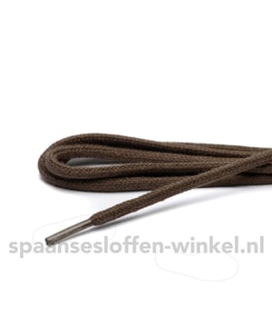 
<strong>Schoenveters </strong>gaan per briefpost, het kan wel eens zijn dat het mis gaat onderweg met de post. Schroom niet en neem even kontakt op, het komt altijd goed. <br>
<br>
Schoenveters donkerbruin fijn geweven lengte 55 cm 2-4 gaatjes. 2-4 gaatjes betekent de gaatjes aan 1 kant van de schoen. Materiaal is katoen en ze zijn fijn geweven en rond. 100% katoen. Doordat deze veters van katoen zijn glijden ze niet. 2 veters voor 1 paar schoenen.<br>
<br>
<strong>Let op! Veters</strong> gaan niet zomaar stuk vooral metalen oogjes kunnen scherpe kanten hebben. Controleer eerst goed of je metalen gaatjes geen scherpe kanten hebben voordat je nieuwe veters plaatst.