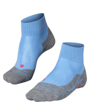 
Falke TK5 Wander Short Dames Trekking Korte Sok

 Betreed het pad met vertrouwen en stijl met de Falke TK5 Wander Short Dames Trekking Korte Sokken. Deze sokken zijn speciaal ontworpen voor de moderne avontuurlijke vrouw, met geavanceerde technologieën die zorgen voor ultiem comfort en prestaties, zelfs tijdens de meest uitdagende trektochten. Met hoogwaardige materialen bieden de Falke TK5 Wander Short Dames Trekking Korte Sokken uitstekende vochtregulatie en ventilatie, waardoor je voeten droog en fris blijven, zelfs tijdens lange wandelingen in verschillende omgevingen. Of je nu de bergen beklimt of door het bos wandelt, deze sokken houden je voeten comfortabel en ondersteund. Het anatomische ontwerp van de sokken zorgt voor een perfecte pasvorm, waardoor wrijving en blaren worden geminimaliseerd. De extra demping in de hiel en tenen biedt optimale bescherming en comfort, zelfs op ruige terreinen. Of je nu een ervaren wandelaar bent of gewoon van een
