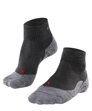 
Falke TK5 Wander Short Dames Trekking Korte Sok

 Betreed het pad met vertrouwen en stijl met de Falke TK5 Wander Short Dames Trekking Korte Sokken. Deze sokken zijn speciaal ontworpen voor de moderne avontuurlijke vrouw, met geavanceerde technologieën die zorgen voor ultiem comfort en prestaties, zelfs tijdens de meest uitdagende trektochten. Met hoogwaardige materialen bieden de Falke TK5 Wander Short Dames Trekking Korte Sokken uitstekende vochtregulatie en ventilatie, waardoor je voeten droog en fris blijven, zelfs tijdens lange wandelingen in verschillende omgevingen. Of je nu de bergen beklimt of door het bos wandelt, deze sokken houden je voeten comfortabel en ondersteund. Het anatomische ontwerp van de sokken zorgt voor een perfecte pasvorm, waardoor wrijving en blaren worden geminimaliseerd. De extra demping in de hiel en tenen biedt optimale bescherming en comfort, zelfs op ruige terreinen. Of je nu een ervaren wandelaar bent of gewoon van een