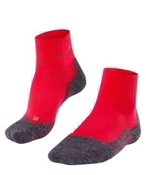 
Falke TK2 Cool Short Wandelsokken

 Stap met vertrouwen en comfort in je volgende avontuur met de Falke TK2 Cool Short Wandelsokken. Deze sokken zijn ontworpen met de moderne wandelaar in gedachten, met geavanceerde technologieën die zorgen voor ultiem comfort, ondersteuning en prestaties, zelfs tijdens de meest uitdagende tochten. Dankzij het gebruik van hoogwaardige materialen bieden de Falke TK2 Cool Short Wandelsokken uitstekende vochtregulatie en ventilatie, waardoor je voeten droog en fris blijven, zelfs tijdens lange wandelingen in warme omstandigheden. De geïntegreerde koelvezels helpen overtollige warmte af te voeren, terwijl de sneldrogende eigenschappen ervoor zorgen dat je sokken snel weer klaar zijn voor de volgende etappe. Het anatomische ontwerp van de sokken zorgt voor een perfecte pasvorm en biedt ondersteuning op de juiste plaatsen, waardoor vermoeidheid en wrijving worden verminderd. De gevoerde zones op de hiel en tenen absorberen