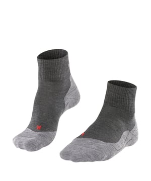 
Falke TK5 Wander Short Heren Trekking Korte Sok

 Betreed het wandelpad met vertrouwen en comfort dankzij de Falke TK5 Wander Short Heren Trekking Korte Sokken, ontworpen om je voeten te ondersteunen tijdens al je avonturen in de natuur. Deze korte sokken zijn speciaal ontworpen voor wandelaars en bieden het perfecte evenwicht tussen comfort en prestaties. Het anatomisch gevormde ontwerp zorgt voor een nauwsluitende pasvorm die de natuurlijke vorm van je voeten volgt, terwijl het gevoerde voetbed en de geribbelde constructie extra demping en bescherming bieden tegen wrijving en blaren, zelfs tijdens lange wandeltochten.

 Falke TK5 Heren Korte Wandel Sokken Grijs 

 Het ademende materiaal en de vochtregulerende eigenschappen houden je voeten koel, droog en comfortabel, ongeacht de weersomstandigheden. De versterkte zones bij de hiel en de tenen zorgen voor extra duurzaamheid en bescherming, terwijl de platte naden zorgen voor een irritatievrije