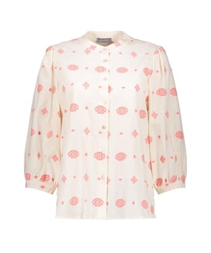 
Deze elegante ecru dessin blouse met lange mouwen voor dames is een veelzijdig kledingstuk dat niet mag ontbreken in jouw garderobe. Deze prachtige blouse van het bekende merk Geisha Dames is gemaakt van 92% katoen, 6% polyester en 2% andere materialen. Dit zorgt niet alleen voor een comfortabele pasvorm, maar ook voor een luxe uitstraling.en#10;en#10;De blouse heeft een unieke ecru dessin print die zowel klassiek als trendy is. Hierdoor kun je de blouse gemakkelijk combineren met verschillende outfits en gelegenheden. Draag de blouse bijvoorbeeld casual op een jeans of stijlvol op een nette rok. De kraag en knoopsluiting geven de blouse een chique touch.en#10;en#10;Naast de prachtige print en hoogwaardige materialen, is deze blouse ook nog eens van uitstekende kwaliteit. Dit zorgt ervoor dat je er lang van kunt genieten en het een duurzame aankoop is. Werk je kledingcollectie bij met deze trendy en tijdloze ecru dessin blouse van Geisha Dames en straal in stijl! Bestel hem nu in onze webshop en geniet van gratis verzending op jouw bestelling.