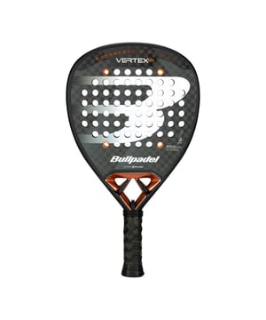 
Bullpadel Vertex 04 25 De nieuwe Vertex 04 is een ruitvormig racket met maximale kracht en een ruw Top Spin oppervlak. Het is ontworpen voor professionele of gevorderde spelers. Het bevat twee nieuwe concepten in het frame: * CURVAKTIV-systeem: de gedraaide structuur zorgt voor extra weerstand tegen verdraaien. Dankzij de draaiing van de vlakken kunnen we een variabel gedeelte aan de zijkant van het mes introduceren. We slagen erin om een ​​kleiner gedeelte te introduceren dan dat van het vertex03-frame, waardoor de stijfheid toeneemt, maar we slagen er ook in om het gedeelte over de lengte te verbreden, waardoor een meer uniforme overdracht van spanningen door het hele blad wordt bereikt. Deze betere verdeling van trillingen en spanningen wordt ook ondersteund door de vereniging van de CURVAKTIV met de AIR POWER.  * AIR POWER is de natuurlijke evolutie van het Air React Channel-systeem. Het is een kanaal dat we genereren via een hol stuk aan de onderkant van het lemmet. Dit holle stuk werkt beter dan wanneer het een massief stuk zou zijn, omdat het uit minder materiaal bestaat en minder gevoelig is voor vervorming, waardoor de structuur sterker wordt.  * De buitenkern bestaat uit Xtend Carbon 12K carbon, de binnenkern uit het nieuwe MultiEva-rubber en CarbonTube sumarco 100% koolstofvezel.  * Het beschikt over het CustomWeight-halterplaatsysteem waarmee u de balans van het racket kunt aanpassen aan de behoeften van elke speler. Het beschikt over het Vibradrive-systeem voor trillingsabsorptie.  * Het bevat ook de Hesacore-grip, die inspanning, trillingen en de kans op blessures vermindert. Gewicht: 365-375 GRS. SHAPE: Diamon BALANCE: Laag PROFILE: 38MM Exterior: Xtend Carbon 12K Interior: Mulit-EVA Player: Expert POWER: 100% CONTROLE:90%