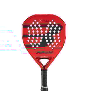 
Bullpadel XPLO Comfort 25 De XPlo Comfort combineert alle kenmerken van zijn tweelingbroer, maar met Fibrix-vezel in de buitenste kern. Met deze nieuwe technologieën:  * GEOSHAPE: we introduceren het concept van explosieve kracht, met een geometrisch frame. De sleutel ligt in het vermogen om de kracht die wordt gegenereerd door de beweging van de speler te maximaliseren, door de balans van het racket en de verdeling van het gewicht langs de centrale as van het racket, door het in een hogere positie te plaatsen, waardoor het gewicht naar het einde van de bal wordt gebracht. het hoofd. De hoge balans vergroot het traagheidsmoment van het racket, wat zich vertaalt in een groter gemak voor het genereren van hefboomwerking.  * AIR POWER, Met Air Power is een oppervlakte-optimalisatiewerk uitgevoerd waarbij het mogelijk is om met hetzelfde materiaal het luchtstroomkanaal met 50% te vergroten. Dit zal alle structurele en aerodynamische voordelen van het luchtreactiekanaal versterken, waardoor een aerodynamisch voordeel van 23,5% wordt verkregen.  * WAVE SYSTEM Met golftechnologie wordt een flexibeler frame bereikt dat helpt energie efficiënter en soepeler over te dragen vanaf de bovenkant van het racket. Deze flexibiliteit zorgt ervoor dat je voelt hoe het racket je helpt bij defensieve en lage snelheidsschoten bij elke slag, waardoor de flex wordt bevorderd en een katapulteffect wordt bereikt, waardoor de speler wordt gedwongen minder kracht toe te passen bij zijn slagen.  * SMART HOLES: Het nieuwe gatenontwerp in de XPLO creëert een centraal gebied zonder te boren om de buiging van het gebied te verminderen, waardoor de stijfheid en energieoverdracht in elke bal toenemen Gewicht: 365-375 GRS. SHAPE: Geometric BALANCE: Hoog PROFILE: 38MM Exterior: Fibrix Interior: Mulit-EVA Player: Expert