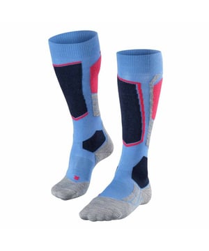 
FALKE heeft met de SK2 skikous voor dames een absolute topper in huis op het gebied van skisokken. Deze kous biedt niet alleen een medium voering voor evenwichtige bescherming, comfort en goed schoencontact, maar ook een mix van wol die zorgt voor een snel vochttransport en excellente warmte isolatie. Met deze skikousen ben je als skiër van elk niveau verzekerd van optimale prestaties op de piste. Of je nu een beginner bent of een doorgewinterde professional, de SK2 skikousen van FALKE bieden de juiste ondersteuning en comfort die je nodig hebt tijdens het skiën. Daarnaast is de SK2 skikous verkrijgbaar in een stijlvolle blauwe kleur en gemaakt van hoogwaardige materialen zoals polypropeen, acryl, wol en polyamide. Dit zorgt niet alleen voor duurzaamheid, maar ook voor een perfecte pasvorm en uitstekende prestaties op de piste. Kies voor kwaliteit, comfort en optimale prestaties met de SK2 skikous van FALKE. Investeer in jouw ski-ervaring en koop nu jouw skisokken in de kleur blauw van