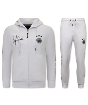 Mooi item uit onze LF Amsterdam sale. Scoor deze topper nu voordelig in onze LF Amsterdam outlet tegen een scherpe uitverkoopprijs.
Mannen Trainingspak - Hooded Ribbon - Wit / Zwart - <p><strong>Specificaties:<br /></strong>- Mannen Trainingspak<br />- Hooded Ribbon<br />- Kleur: Wit / Zwart<br />- Artikel code: 11-6513WZ <br />- Seizoen: Voorjaar / Najaar<br />- Zakken Vest: 2 Steekzakken<br />- Mouwen: Lange Mouw<br />- Zakken broek: 2 Steekzakken<br />- Kwalitatief Hoogwaardige Afwerking<br />- Materiaal: 84% Katoen en 16% Polyester<br />- Weefsel: Dun geweven<br />- Pasvorm: Slim Fit<br />- Pasvorm broek: Slim Fit<br />- Wasvoorschrift: Machinewas 30 graden, Binnenste buiten wassen (Niet in de droger)<br />- Beschikbare maten: S - M - L - XL - XXL </p>
<p><span style="vertical-align: inherit;"><strong><b>Local Fanatic</b></strong>is een jong merk voor modebewuste mannen die aandacht besteden aan kleding en uiterlijk met de Allure en Glamour. Kenmerkend van het merk zijn de zeefdruk- en digitaal prints die gegarandeerd staan voor kwaliteit van vooruitstrevende stoffen in Italiaanse pasvormen.</span></p>