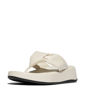 
Deze sandalen zijn verheven in elk opzicht. Een sculpturale geknoopte riem staat op een stevige, maar lichte zool.  Licht gewatteerd en gemaakt van luxe boterzacht nappaleer met wat glans (dat niet alleen mooi draait en vouwt maar ook geweldig aanvoelt tegen je voeten). Zolen omwikkeld met eersteklas leer en leren voetbedden dragen bij aan het verfijnde gevoel. Op een flatform-versie van onze onovertroffen comfortabele Microwobbleboard tussenzool voor een beetje extra hoogte. Prachtig bij bijna alles in je garderobe.  Ergonomisch ontworpen om de uitlijning, natuurlijke beweging en energie van je lichaam te helpen optimaliseren Lichte drukverdelende Microwobbleboard tussenzool - drievoudige dichtheidsdemping volgt 3 voetstapfasen (stevige hiel/zacht midden/medium bij tenen) Natuurlijke ondersteuning van de voetboog Gemiddelde tot slanke pasvorm - dus deze schoenen kunnen smal aanvoelen Gripniveau 2 - landpaden/lichte trails