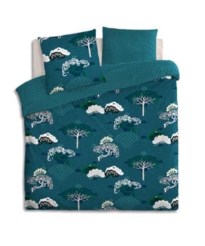 
Dekbedovertrek Botanic Blue heeft digitale print met mooie bladeren in verschillende kleuren blauw die het overtrek diepte geven. Dit zorgt ervoor dat Blue perfect bij onze story Night Sky past. Om de kleur blauw nog meer kracht bij te zetten in de slaapkamer is het mooi om in de stijling met kleuraccenten zoals steenrood cognac en vergrijsd blauw te werken. Door deze combinatie te gebruiken maak je van dekbedovertrek Blue een echte blikvanger. Perfect voor de eigentijdse slaapkamer. Het dekbedovertrek is gemaakt van 100% katoen. Slaap heerlijk zacht en warm onder het natuurlijke katoen. Een soepel materiaal met een tal van eigenschappen die bijdragen aan jouw nachtrust. Katoen ademt, neemt vocht gemakkelijk op en is luchtdoorlatend. Daarnaast is het erg sterk en stevig, wat weer bijdraagt aan de goede kwaliteit. Het Botanic overtrek biedt ruimte aan de langere dekbedden, tot circa 240 cm, dankzij de dubbele doorlopende instopstrook. MAAT: Dekbed 240 x 220 cm Kussensloop 65 x 65 cm MATERIAAL: 100% Katoen KLEUR: Blauw WASVOORSCHRIFT: Max 60 graden. Merk: CASA DI ELTURO Materiaal: Katoen Kleur: Blauw