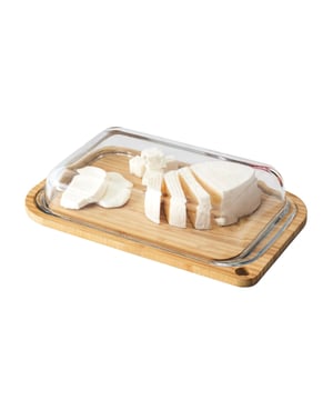
Presenteer en bewaar je favoriete kazen, desserts, of hapjes met stijl dankzij dit elegante serveerplateau met stolp. Het plateau combineert een duurzame bamboe basis met een stevige glazen stolp, waardoor het voedsel vers blijft en tegelijkertijd hygiënisch wordt gepresenteerd. Met de royale afmetingen van 28 x 17,1 x 5 cm biedt dit plateau voldoende ruimte voor verschillende toepassingen, zoals het serveren van kazen, gebak, tapas of kleine hapjes. Het heldere glas zorgt ervoor dat je gerechten mooi zichtbaar zijn, terwijl de bamboe basis een natuurlijke en moderne uitstraling toevoegt aan je tafel. Perfect als blikvanger op de ontbijttafel, bijvoorbeeld voor boter, kaas, beleg, of andere verse producten. Kenmerken: Afmetingen: 28 x 17,1 x 5 cm (lengte x breedte x hoogte). Materiaal: Hoogwaardig glas (stolp) en duurzaam bamboe (basis). Gewicht: 918 gram, lichtgewicht en stevig. Design: Modern en elegant, past perfect bij elke keuken of eettafel. Maak elke maaltijd, van ontbijt tot diner, een bijzondere ervaring met dit praktische en stijlvolle serveerplateau met stolp. Ideaal voor feestjes, diners of dagelijks gebruik! MATERIAAL: Hout, Glas KLEUR: Bruin AFMETING: L28 x B17,1 x H5 CM ONDERHOUDSVOORSCHRIFTEN: Wij raden u aan na gebruik het dienblad schoon te maken met warm water, een vochtige doekje en mild reinigingsmiddel.   Merk: CASA DI ELTURO Materiaal: Hout Kleur: Bruin