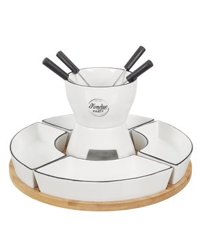 
Creëer een sfeervolle fondue-avond met deze stijlvolle fondue set voor 4 personen. Gemaakt van hoogwaardige materialen zoals bamboe, porselein, en roestvrij staal, biedt deze set alles wat je nodig hebt om samen te genieten van kaas-, chocolade-, of bouillonfondues. De set bevat een porseleinen fonduepan met een inhoud van 35 cl, een stevige bamboe draaiende serveertray, vier losse schaaltjes van elk 20 cl voor dips of bijgerechten, en vier roestvrijstalen fonduevorkjes met ergonomische handgrepen. Met een diameter van 30 cm en een hoogte van 19 cm is deze set compact maar ruim genoeg voor vier personen. Kenmerken: Geschikt voor 4 personen: Inclusief 4 fonduevorkjes. Afmetingen: 30 x 30 x 19 cm (lengte x breedte x hoogte). Fonduepan inhoud: 35 cl, ideaal voor kleinere porties kaas of chocolade. Schaaltjes: Elk schaaltje heeft een inhoud van 20 cl. Materialen: Bamboe (basis), porselein (fonduepan en schaaltjes), en roestvrij staal (vorkjes). Design: Modern wit met bamboeaccenten, geschikt voor elke gelegenheid. Gewicht: 2311 gram, stevig en duurzaam. Voordelen: Draaiende serveertray: Zorgt ervoor dat iedereen gemakkelijk bij de schaaltjes kan. Veelzijdig gebruik: Geschikt voor kaasfondue, chocoladefondue en meer. Makkelijk schoon te maken: De porseleinen onderdelen zijn vaatwasserbestendig. Wat zit er in de doos? 1 porseleinen fonduepan (35 cl, diameter 11 cm) 1 bamboe draaiende serveertray 4 schaaltjes (elk 20 cl) 4 roestvrijstalen fonduevorkjes Maak van elke maaltijd een bijzonder moment met deze complete en stijlvolle fondue set. Perfect voor feestdagen, verjaardagen of gewoon een gezellige avond thuis! Merk: CASA DI ELTURO Materiaal: Bamboe Kleur: Bruin