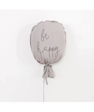 
Stel je voor dat je de kinderkamer van je kleintje betreedt en meteen wordt begroet door een vrolijke sfeer van betovering en verbeelding. Dat is precies wat onze 'Wanddecoratie Balloon' in zacht grijs katoen te bieden heeft. Deze charmante muurdecoratie is niet zomaar een accessoire; het is een belichaming van de liefde en zorg die je hebt gestoken in het creëren van een speciale plek voor je kind. De 'Balloon' wanddecoratie zweeft als een droom aan de muur. Gemaakt van hoogwaardig katoenen materiaal, voelt het licht en luchtig aan, waardoor het een lichte en vrolijke atmosfeer in de kamer brengt. Het is eenvoudig op te hangen, waardoor je in een handomdraai een magische sfeer kunt creëren. Het subtiele grijze ontwerp van de decoratie past perfect bij verschillende interieurstijlen en voegt een vleugje elegantie toe aan de ruimte. Maar wat deze 'Wanddecoratie Balloon' echt bijzonder maakt, is het speelse ballonvormige ontwerp, compleet met een delicaat lint dat nieuwsgierige oogjes zal vangen en de verbeelding van je kleintje zal stimuleren. De kinderkamer is een plek vol magie, en onze wanddecoratie draagt bij aan die magie. Het is niet zomaar een decorstuk; het is een symbool van de liefdevolle aandacht die je aan de kamer van je kind hebt besteed. Of het nu de laatste hand legt aan de inrichting van een pasgeborene of een vrolijke noot toevoegt aan een opgroeiend kind, onze 'Wanddecoratie Balloon Katoen Grijs' is een welkome aanvulling. Dus, maak van de kinderkamer een plek vol dromen en verbeelding, en voeg een vleugje magie toe met deze schattige wanddecoratie. Bestel vandaag nog en zie hoe het de ruimte omtovert tot een betoverende plek waar de mooiste herinneringen worden gemaakt. SPECIFICATIES: Kleur: Grijs Materiaal: Katoen Vulling: Polyester Afmetingen: 40cm (H) x 10cm (B) Merk: CASA DI ELTURO Materiaal: Katoen Kleur: Grijs