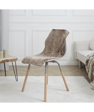 
Ervaar ultiem comfort en warmte met deze USB Verwarmde Stoelhoes, speciaal ontworpen voor de koude winterdagen! Deze luxe stoelhoes van 38 x 83 cm is perfect voor zowel thuis als op kantoor en biedt drie verstelbare warmtestanden, zodat je altijd de gewenste temperatuur kunt instellen. Dankzij de USB-aansluiting kun je de hoes gemakkelijk aansluiten op een powerbank (inclusief), laptop, usb adapter (inclusief)of andere USB-bronnen  voor onmiddellijke warmte. De stoelhoes is stijlvol uitgevoerd in een neutrale licht bruine kleur en past in elke ruimte. Ideaal voor langdurig zitcomfort en geschikt voor diegenen die snel last hebben van kou. Deze hoes maakt deel uit van de GRAND FROID-collectie, wat betekent dat het speciaal is ontworpen voor extreem koude omstandigheden. Kenmerken: Afmetingen: 38 x 83 cm, geschikt voor de meeste stoelen. Drie warmtestanden: Kies de perfecte warmte-instelling voor optimaal comfort. USB-aansluiting: inclusief usb adapter. Eenvoudig op te laden via laptop, powerbank of andere USB-bronnen. Veelzijdig in gebruik: Geschikt voor thuis, kantoor of andere koude ruimtes. Draadloos: Inclusief Powerbank (10.000 mah) Maak van koude winterdagen verleden tijd met deze verwarmde stoelhoes. Voeg het vandaag nog toe aan je winkelwagen en geniet van een warme en comfortabele zitervaring! MATERIAAL: Fleece KLEUR: Bruin AFMETING: 80 x 1 x 38 cm GEWICHT: 2,5 kg MEEGELEVERD IN DOOS: 1x Powerbank 10.000 mah, 1x USB adapter 1x Nederlandstalige Handleiding Merk: CASA DI ELTURO Materiaal: Fleece Kleur: Bruin