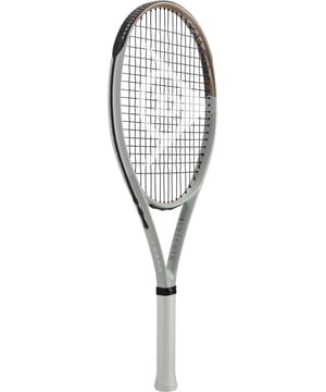 
Op zoek naar een nieuw tennis racket voor heren? Ontmoet de DUNLOP d tf lx800 g2 nh, een prachtig racket in wit-met-multicolour design dat zowel stijlvol als functioneel is. Dit racket biedt tal van voordelen voor elke tennisser, van beginners tot ervaren spelers. Met de DUNLOP d tf lx800 g2 nh kun je rekenen op verbeterde prestaties op de baan. Dankzij de geavanceerde technologieën van DUNLOP, zoals de speciale constructie en het gebruik van hoogwaardige materialen, kun je meer power en controle ervaren tijdens het spelen. Dit racket is ontworpen om jouw spel naar een hoger niveau te tillen. De belangrijkste kenmerken van de DUNLOP d tf lx800 g2 nh omvatten een stevig frame, een comfortabele grip en een uitgebalanceerd gewicht voor optimale wendbaarheid. Het racket is perfect afgestemd op de behoeften van heren die serieus bezig zijn met hun tennisvaardigheden en die op zoek zijn naar een betrouwbaar en duurzaam racket. Kortom, de DUNLOP d tf lx800 g2 nh is de ideale keuze voor elke