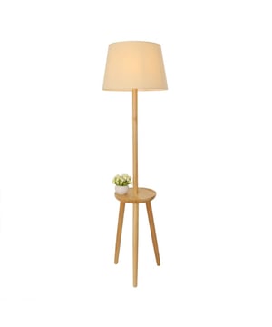 
QUVIO Vloerlamp met plankje - Hout  De QUVIO Vloerlamp met plankje combineert functionaliteit en stijl in één prachtig ontwerp. Met een minimalistisch houten frame, een ingebouwd plankje en een zachte stoffen lampenkap brengt deze lamp warmte en sfeer in je interieur. De natuurlijke houtkleur en de neutrale lampenkap passen perfect in een Scandinavisch of landelijk interieur. Dankzij de ingebouwde plank kun je kleine decoratieve items of een kopje thee handig binnen handbereik houden.  Productspecificaties Materiaal: Hout en textiel Kleur: Natuurlijke houtkleur met beige lampenkap Afmetingen: 43 cm lang, 43 cm breed, 75 cm hoog Diameter kap: 43 cm Montageplaat: 30 cm breed, 55 cm lang Aantal lichtpunten: 1 Fitting: E27 Maximale snoerlengte: 220 cm Gewicht: 4,5 kg  Uniek design en veelzijdige toepassing Deze vloerlamp is niet alleen een lichtbron, maar ook een praktische toevoeging aan je interieur. Het ingebouwde plankje biedt ruimte voor een boek, plantje of decoratief item, waardoor de lamp zowel functioneel als sfeervol is. De warme verlichting creëert een gezellige sfeer in de woonkamer, slaapkamer of leeshoek.  Hoogwaardige materialen en stijlvol ontwerp Gemaakt van stevig hout en een stijlvolle stoffen lampenkap, straalt deze vloerlamp een tijdloze elegantie uit. Het gebruik van natuurlijke materialen zorgt voor een warme en rustgevende uitstraling, ideaal voor wie houdt van een Scandinavische of landelijke woonstijl.  Perfecte keuze voor een Scandinavisch interieur De QUVIO Vloerlamp past perfect in een Scandinavisch of landelijk interieur. Combineer deze lamp met lichte houttinten, zachte stoffen en minimalistische meubels voor een harmonieus geheel. Een stijlvolle én functionele toevoeging aan jouw interieur!Materiaal: HoutKleur: BruinAfmetingen: Hoogte: 75CM x breedte: 43CM x Lengte: 43CM