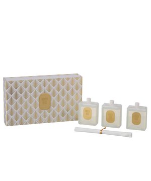 
J-line Geurstokken, de Geurige Touch voor Jouw Interieur J-line geurstokken zijn de ultieme interieuraccessoires om een vleugje luxe en verfijning aan jouw huis toe te voegen. Deze elegante en stijlvolle geurstokken doen meer dan alleen heerlijk ruiken - ze creëren een betoverende sfeer die je zintuigen betovert. Met een gevarieerde selectie aan geuren, van fris en bloemig tot warm en houtachtig, vind je moeiteloos de perfecte geur voor elke kamer en elk seizoen. Onze J-line geurstokken zijn gemaakt met hoogwaardige, langdurige formules die de geur gelijkmatig verspreiden, waardoor je langdurig kunt genieten van de subtiele aroma's. Plaats ze in de woonkamer, slaapkamer, badkamer of zelfs op kantoor, en laat je onderdompelen in de rustgevende ambiance die ze creëren. De decoratieve flessen met houten stokjes voegen ook een vleugje klasse toe aan je interieur. Goed om te weten: * Natuurlijke elegantie * Aangename geur * Stijlvol interieur * Langdurige frisheid * Subtiele sfeer Materiaal: