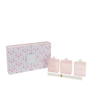
J-line Geurstokken, de Geurige Touch voor Jouw Interieur J-line geurstokken zijn de ultieme interieuraccessoires om een vleugje luxe en verfijning aan jouw huis toe te voegen. Deze elegante en stijlvolle geurstokken doen meer dan alleen heerlijk ruiken - ze creëren een betoverende sfeer die je zintuigen betovert. Met een gevarieerde selectie aan geuren, van fris en bloemig tot warm en houtachtig, vind je moeiteloos de perfecte geur voor elke kamer en elk seizoen. Onze J-line geurstokken zijn gemaakt met hoogwaardige, langdurige formules die de geur gelijkmatig verspreiden, waardoor je langdurig kunt genieten van de subtiele aroma's. Plaats ze in de woonkamer, slaapkamer, badkamer of zelfs op kantoor, en laat je onderdompelen in de rustgevende ambiance die ze creëren. De decoratieve flessen met houten stokjes voegen ook een vleugje klasse toe aan je interieur. Goed om te weten: * Natuurlijke elegantie * Aangename geur * Stijlvol interieur * Langdurige frisheid * Subtiele sfeer Materiaal: