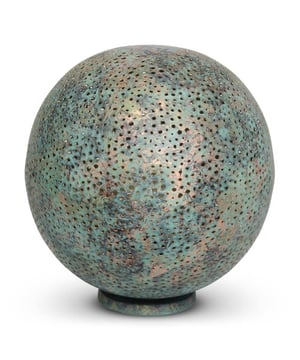 
Oosterse tafellampen in de kleur Green Patina Oosterse lampen staan bekend om hun geliefde patroon. Dit is een eeuwenoude werkwijze dat nog steeds vandaag de dag door ambachtslieden in ateliers wordt vervaardigd. In zo'n Oosterse tafellamp worden duizenden gaatjes geslagen waardoor het geliefde effect ontstaat. Een gaatjes lamp geeft zo'n bijzonder lichtspel op plafond of wand dat ze soms wel eens spreken van een sprookjeslamp. Alle lampen van Safaary zijn handgemaakt en dus uniek. Deze Marokkaanse tafellamp in de kleur Green Patina vervaagd niet en verkleurd niet. Deze Oosterse tafellamp wordt geleverd inclusief snoer en stekker. Het is mogelijk zowel een spaarlamp of gloeilamp in de Egyptische tafellamp te plaatsen. Goed om te weten: * 100% handgemaakt * Echte eyecatchers! * Uniek: Green Patina kleur * 100% hoogwaardig kwaliteit * Inclusief snoer en stekker Materiaal:Metaal